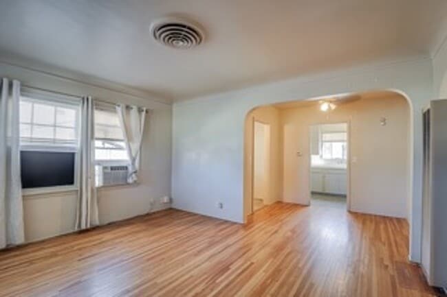 Building Photo - 627 Arvin St