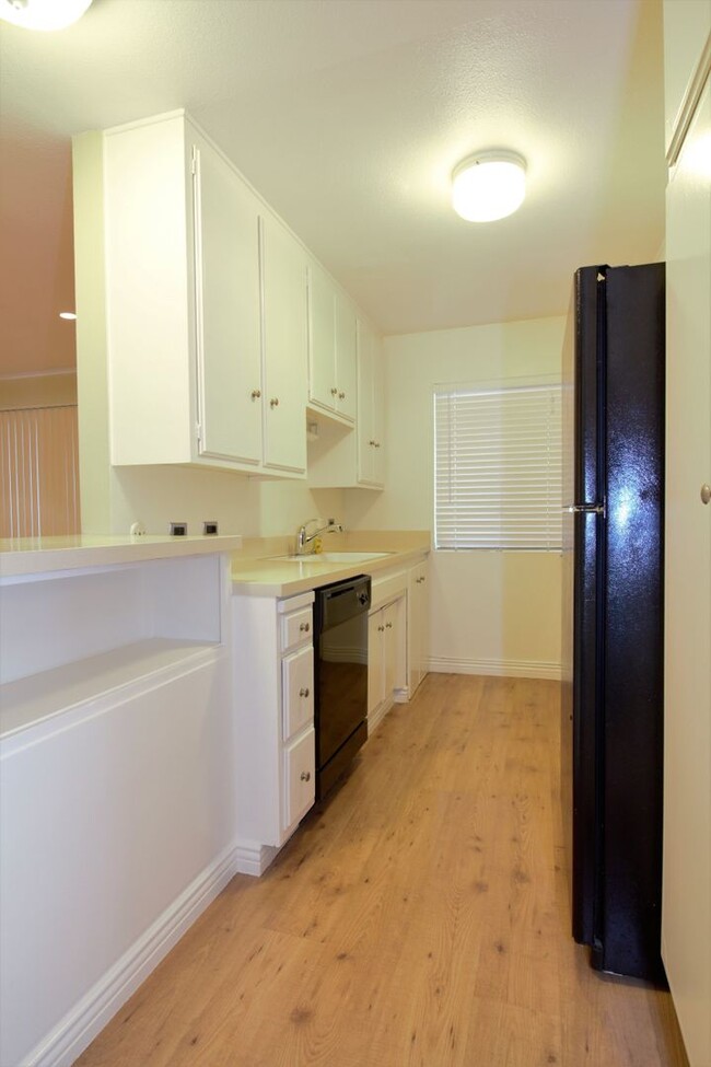 Building Photo - 1 Bedroom Condo For Lease in Fullerton