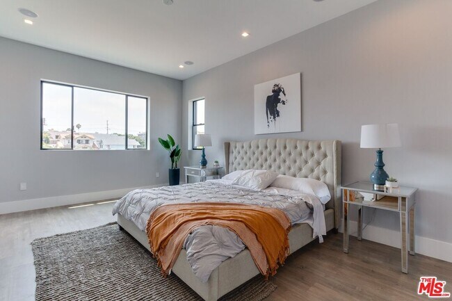 Building Photo - 4830 1/2 Pickford St