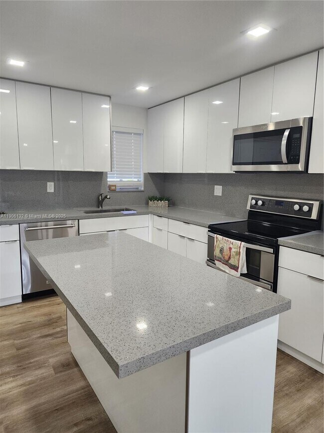 Building Photo - 2750 W 76th St