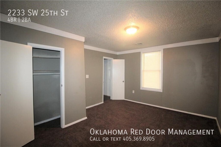 Building Photo - 2233 SW 25th St