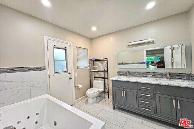 Building Photo - 23526 Dolorosa St