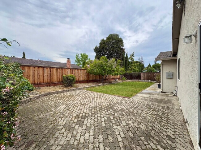 Building Photo - Spacious 3 Bedroom Gilroy Home with AC  & Attached Garage