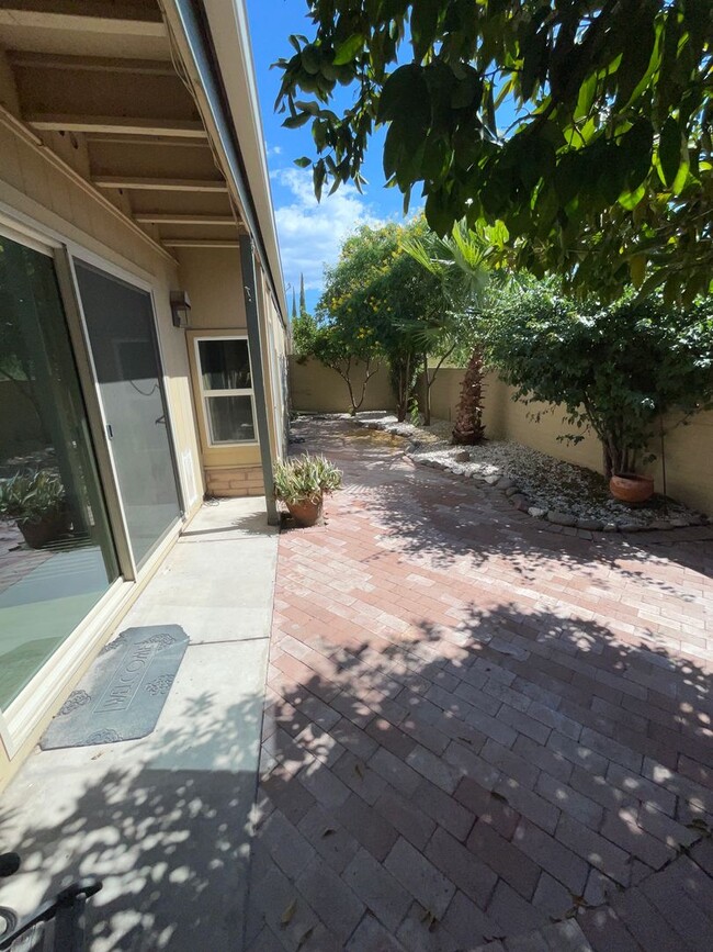 Building Photo - Eastside townhome completely remodeled, he...