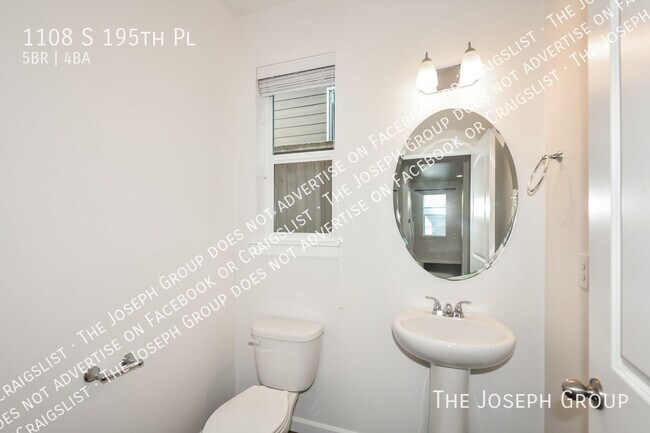 Building Photo - 1108 S 195th Pl