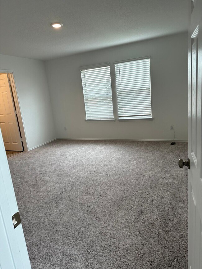 Building Photo - 217 Redonda Dr