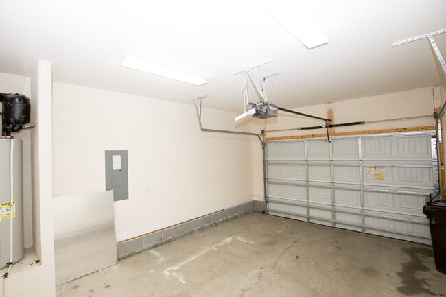 Building Photo - Charming 3 bed, 2.5 bath home with bonus t...