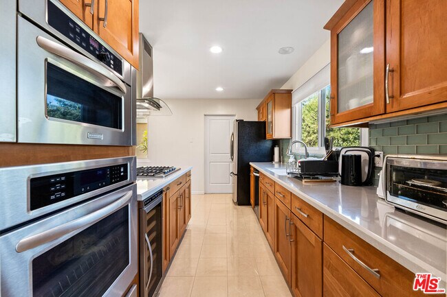 Building Photo - 6111 Monero Dr