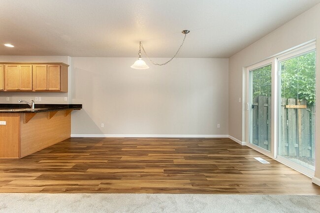 Building Photo - 4 bedrooms 2.5 bath, fenced backyard, AC, ...