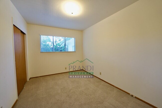 Building Photo - 868 Las Pavadas Ave