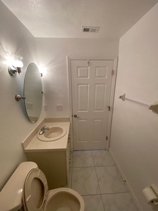 Building Photo - 3/2/2 great location