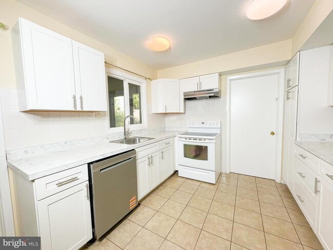 Building Photo - 3418 Medina Ln