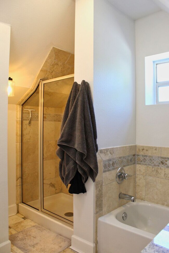 Building Photo - Spacious 2-bedroom, 2-bathroom in the Heart of West Highlands with 1 Car Garage