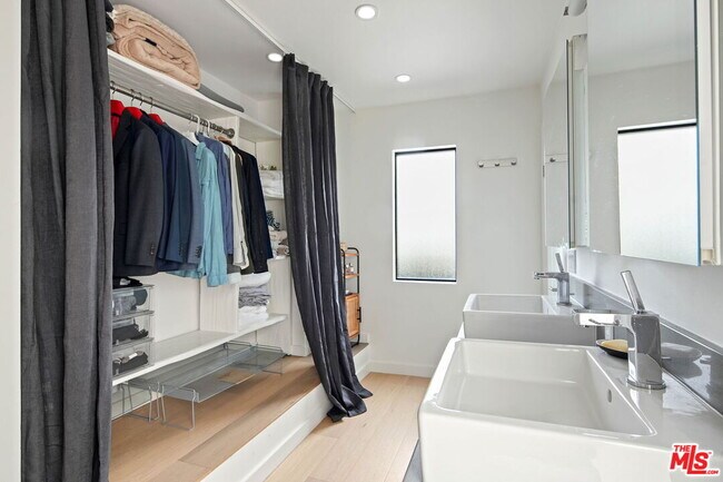 Building Photo - 2418 Canyon Oak Dr