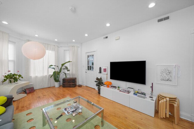 Building Photo - 2947 N Lawndale Ave