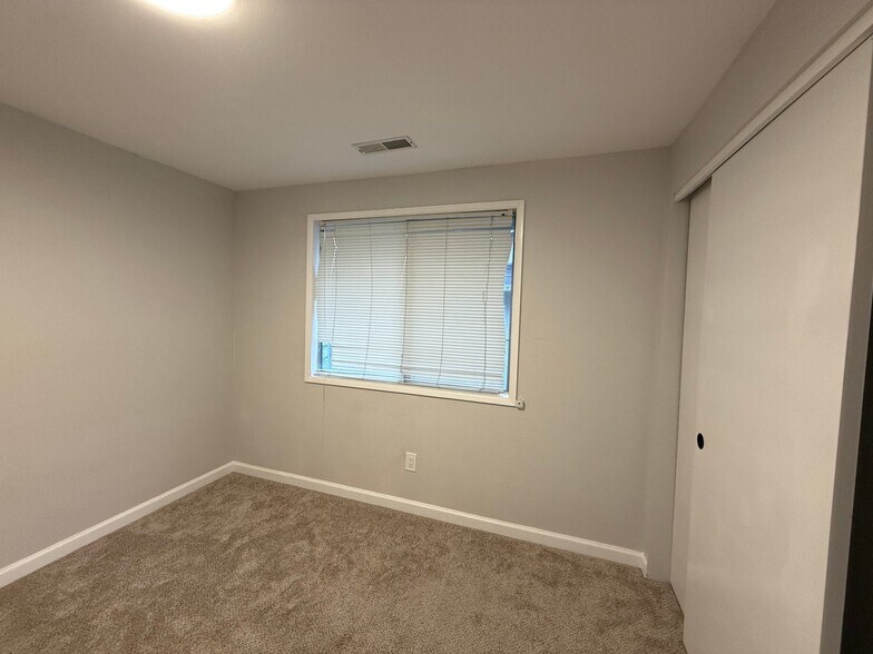 Building Photo - 2436 La Jolla Dr NW