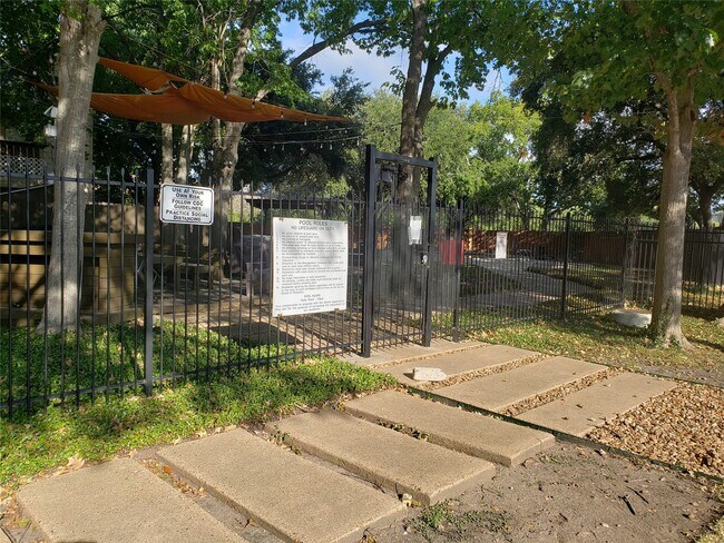 Building Photo - 11710 Southlake Dr