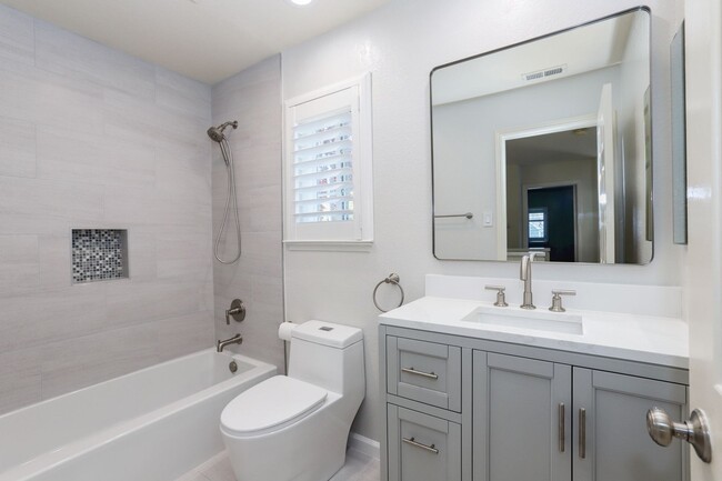 Building Photo - 3 Bed / 2.5 Bath bright and spacious home ...