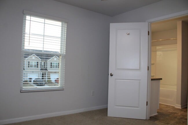 Building Photo - 3 Bedroom 2 .5 Bath Townhome Hephzibah!