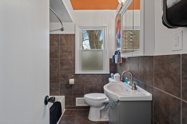 Building Photo - 248 Ruth St N