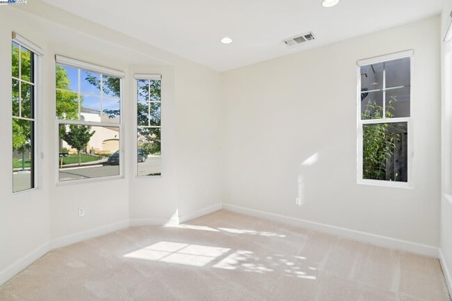 Building Photo - 454 Bengali Ct