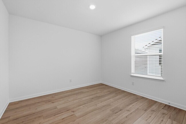 Building Photo - Clean & Modern Townhome with No Carpet and Lawn Service Included