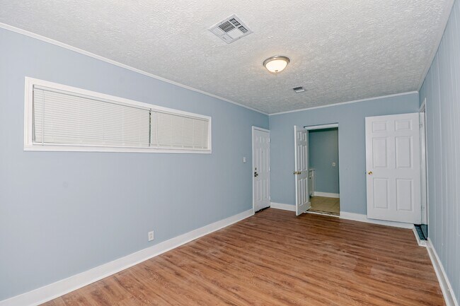 Building Photo - 928 Grenada Dr