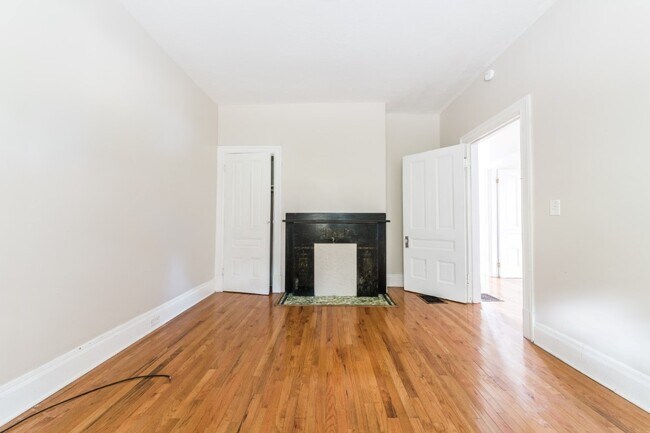 Building Photo - AVAILABLE AUGUST 2026 - Unique 3 Bedroom + den w/ Central AC in the South Side Slopes!