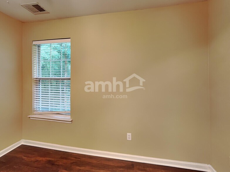 Building Photo - 433 Holland Springs Dr