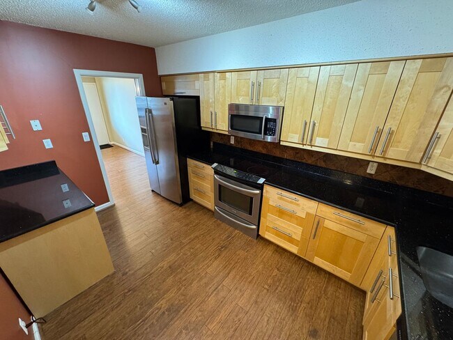 Building Photo - Bright And Spacious 2 Bed 1.5 Bath Condo W...