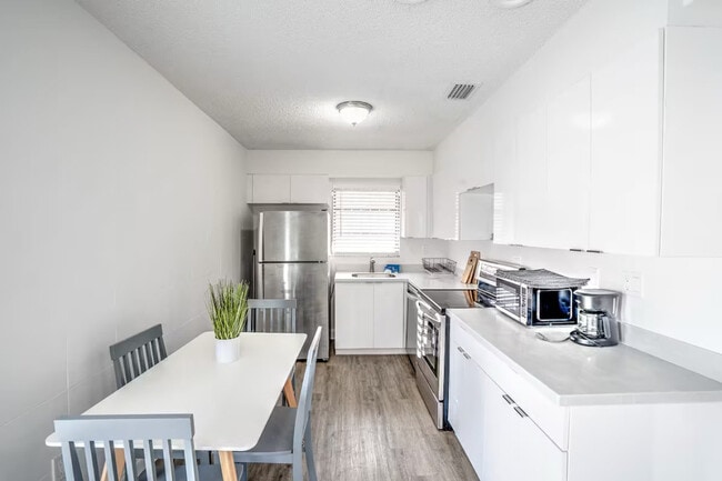 Building Photo - 470 SW 7th St