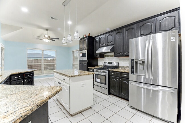 Building Photo - 5474 Golfside Dr