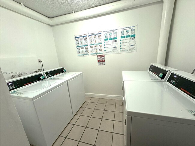 Building Photo - 9320 Fontainebleau Blvd