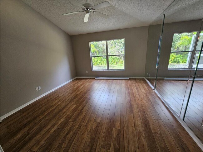 Building Photo - 2206 N Creek Ct
