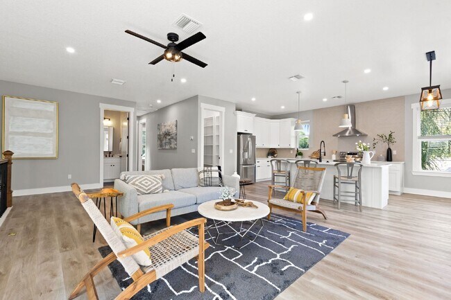 Building Photo - Charming Tampa Rental - Perfectly Located ...
