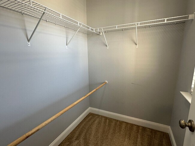 Building Photo - Awesome 4 Bedroom 2.5 Bath Home with Lots of space and a 2 Car Garage!