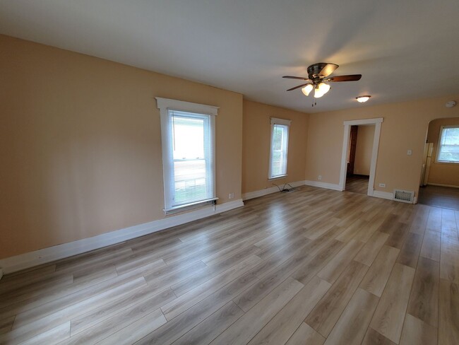 Building Photo - Adorable Pet Friendly House in Oelwein! 2n...