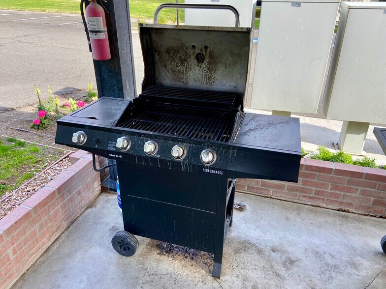 Outdoor grill - 9653 Spyglass Ave