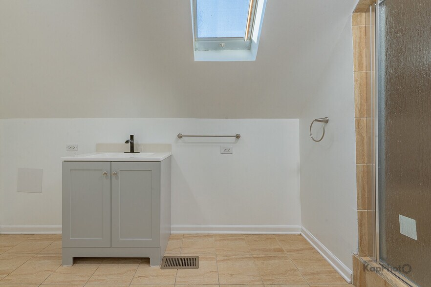 Building Photo - 3328 S Emerald Ave