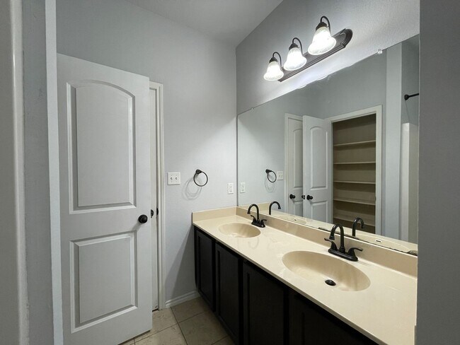 Building Photo - Townhome for rent