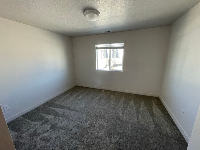 Building Photo - HUGE Townhome For Rent in Saratoga Springs!!