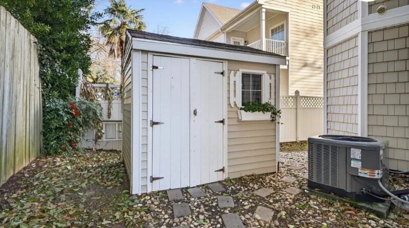 Building Photo - 401 grace St