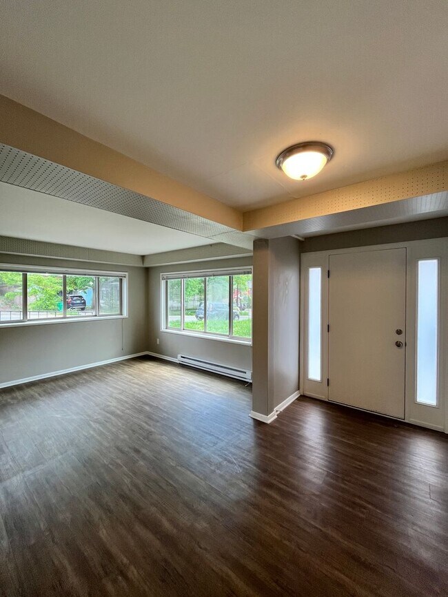 Building Photo - Stunning / Extra Large 1-Bedroom! Faux Hardwood Floors, Washer & Dryer, Stainless Appliances & Pe...
