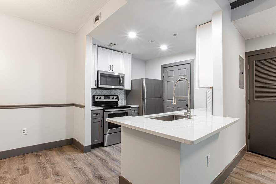 Building Photo - 1074 Peachtree Walk NE