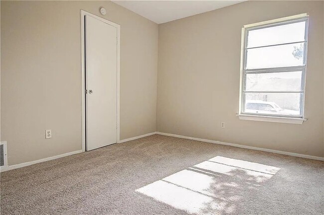 Building Photo - 3414 Chesapeake Dr