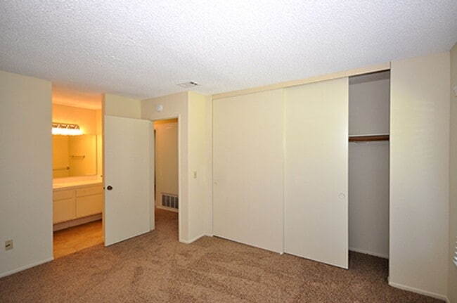 Building Photo - Lovely single level end unit in Tanglewood...
