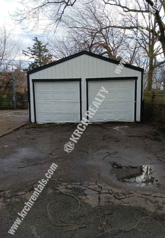 Building Photo - 3-Bed Home with Fireplace and Detached Garage