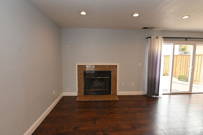 Building Photo - 930 Alexis Ct