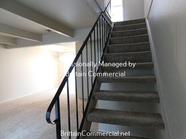 Building Photo - Spacious 2 Bedroom 1.5 Bath Townhouse Apar...