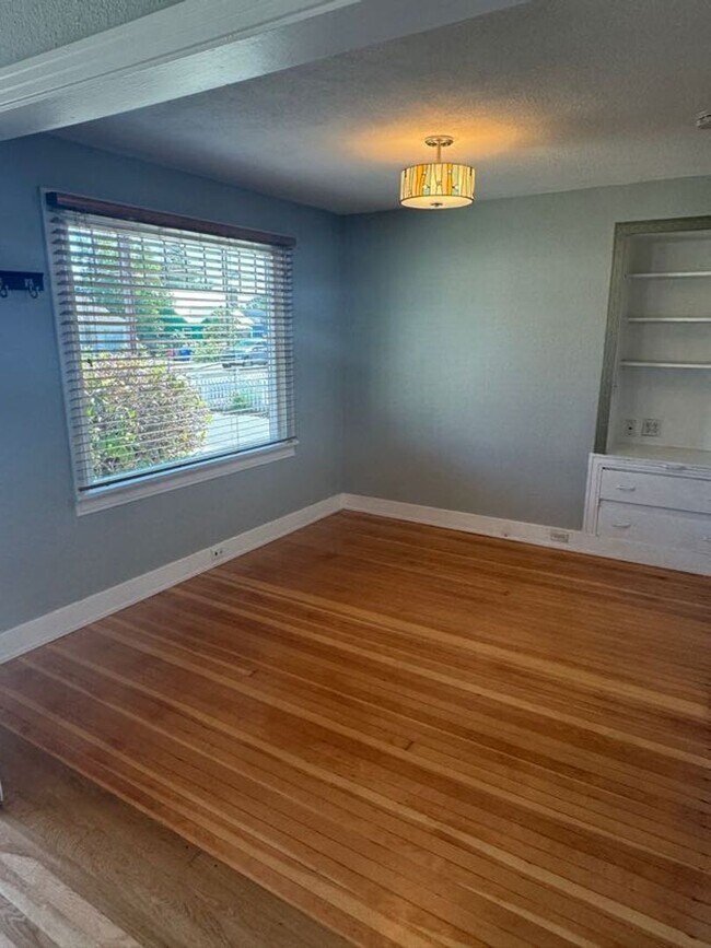 Building Photo - Charming 1920's Home with Large Backyard